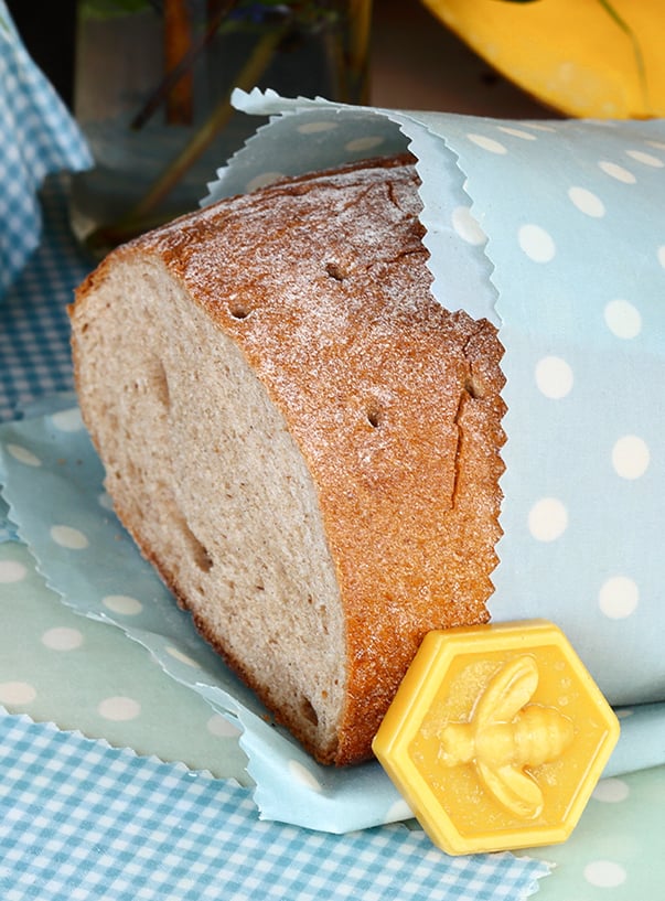 Brot mit Bienenwachswabe