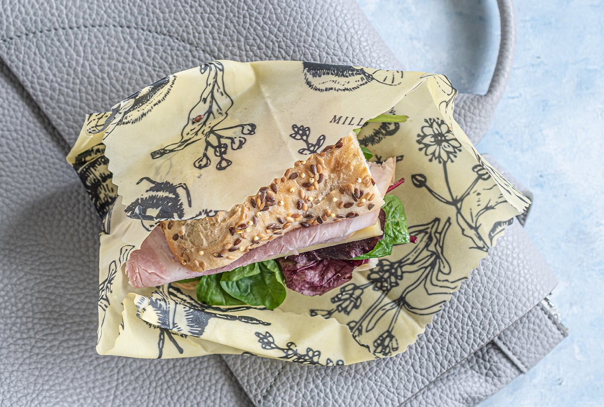 belegtes Brot in Bienenwachstuch auf Handtasche