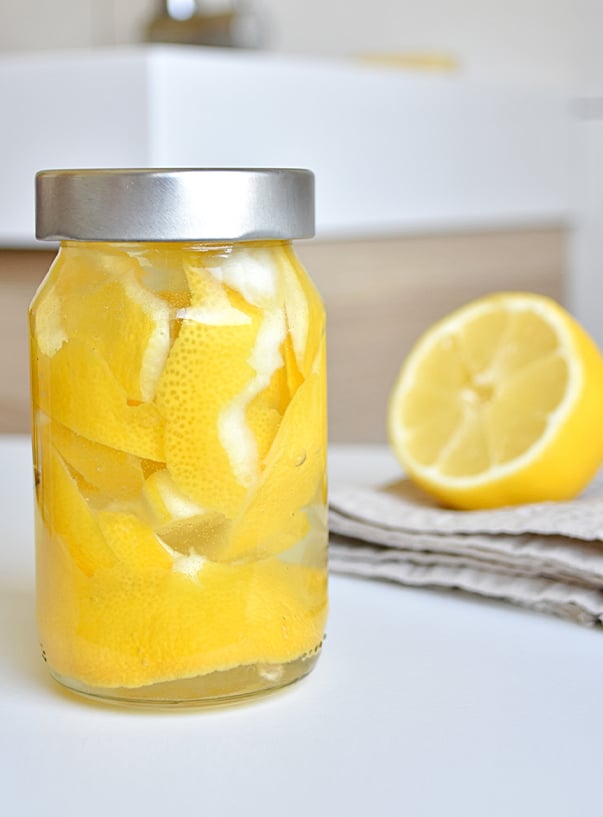 Zitronenschale und Essig in Einmachglas