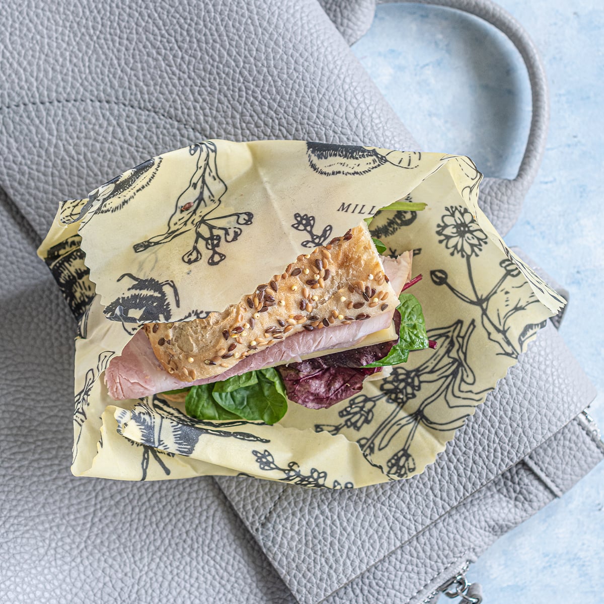 Belegtes Brot in Bienenwachstuch auf Handtasche