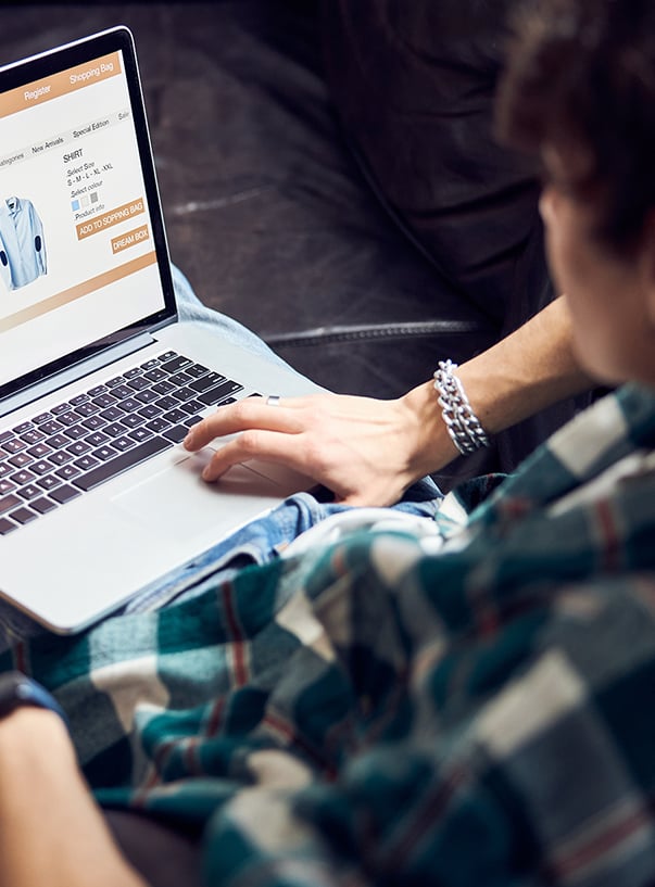 Mann beim Online-Shopping mit Laptop